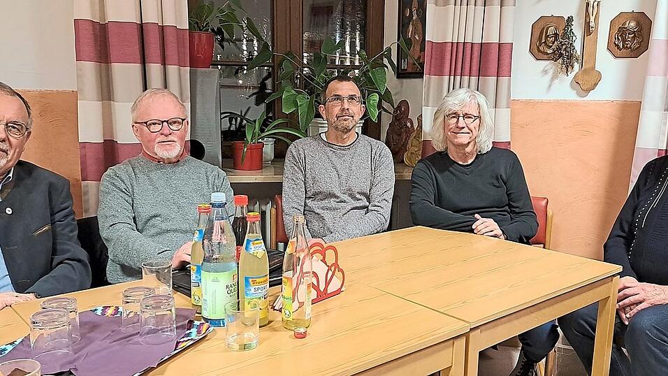 Vertreter der AWO beratschlagten sich, wie es auf Kreisebene weitergeht (v.l.): Toni Neumaier (Revisor Moosburg), Günter Lilienthal (Vorsitzender Au in der Hallertau), Jochen Beer (Schriftführer Freising), Christian Willwerth (AWO Oberbayern) und Rudi Haberkorn (Vorsitzender Moosburg). Vertreter der AWO beratschlagten sich, wie es auf Kreisebene weitergeht (v.l.): Toni Neumaier (Revisor Moosburg), Günter Lilienthal (Vorsitzender Au in der Hallertau), Jochen Beer (Schriftführer Freising), Christian Willwerth (AWO Oberbayern) und Rudi Haberkorn (Vorsitzender Moosburg).