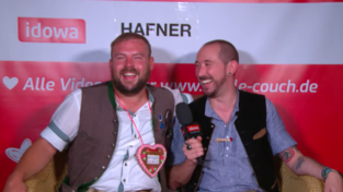 'Schorsche', der sich mit einem Pseudonym vorgestellt hat (l.), mit Moderator Max Falk auf der Single-Couch.