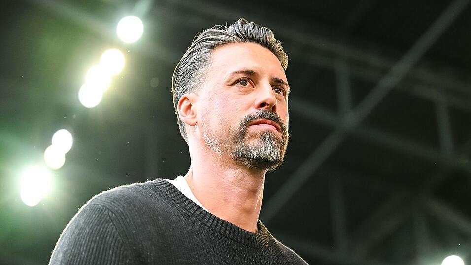 Augsburgs Coach Sandro Wagner stand schon vor dem Duell gegen Wolfsburg unter Druck.