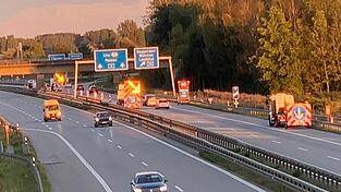 Schon eine Stunde vor der eigentlichen Vollsperrung erfolgt vor dem Autobahnkreuz Deggendorf die sogenannte &bdquo;Spurwegnahme&ldquo;: Bei bereits begrenzter Geschwindigkeit werden die Fahrzeuge auf die rechte Spur und dann auf die Ausfahrspur in Richtung Deggendorf geleitet.