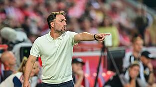 Probleme im Pokal: Trainer José Barcala und die Bayern-Frauen. (Archivbild) Probleme im Pokal: Trainer José Barcala und die Bayern-Frauen. (Archivbild)