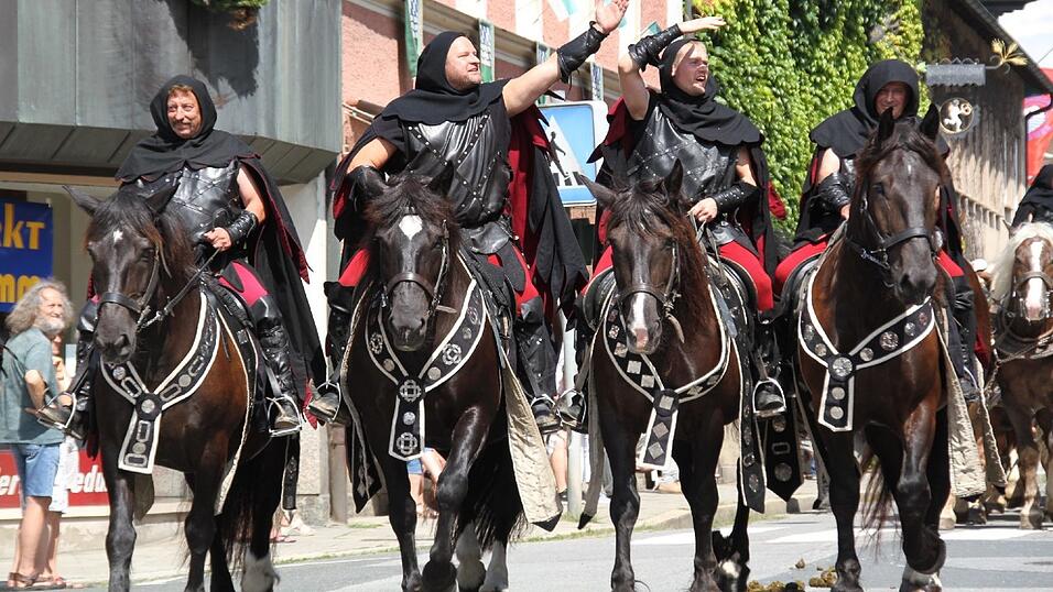 Die schönsten Augenblicke des historischen Drachenstich-Festzuges 2016. Die schönsten Augenblicke des historischen Drachenstich-Festzuges 2016.