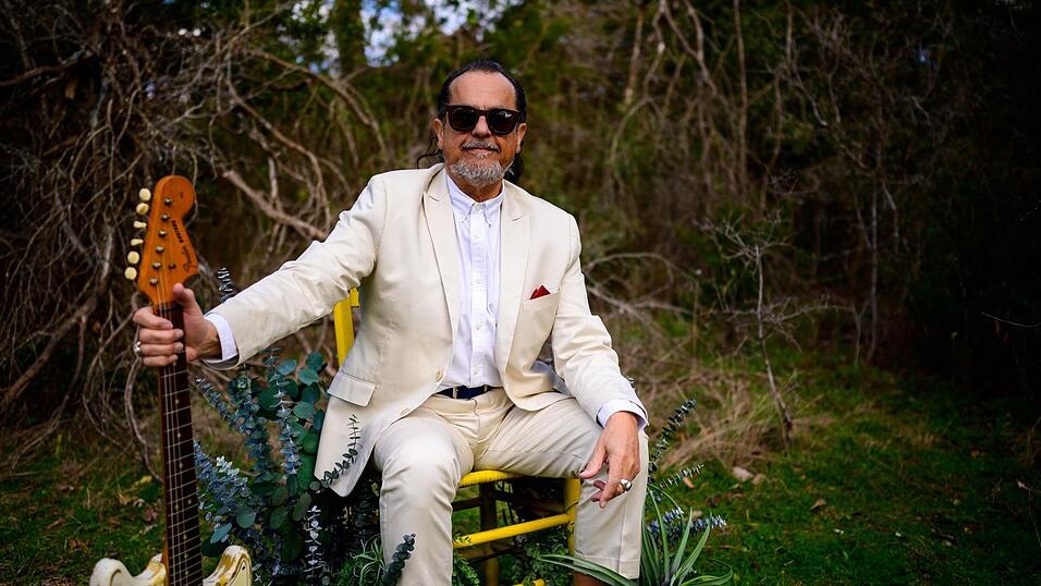 Humberto Lorenzo Rodriquez Larriva, besser bekannt als 'Tito'. Der 72-J&auml;hrige h&auml;tte nicht gedacht, dass er noch einmal touren w&uuml;rde. Doch seine Liebe zur Musik l&auml;sst ihn einfach nicht los.