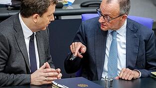 Das Regierungsb&uuml;ndnis mit Bundeskanzler Friedrich Merz (r.) und Finanzminister Lars Klingbeil (SPD) ger&auml;t unter Druck.