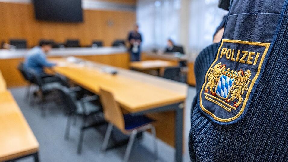 Die sogenannten Vorführdienste bei der Justiz sorgen für viele Einsatzstunden der Polizisten in Gerichtssälen. (Archivbild) Die sogenannten Vorführdienste bei der Justiz sorgen für viele Einsatzstunden der Polizisten in Gerichtssälen. (Archivbild)