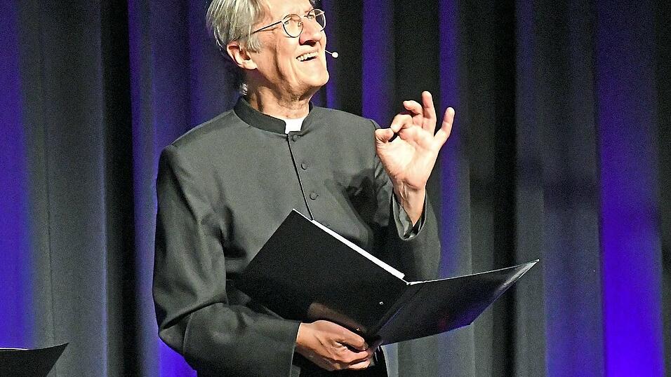 Holger Paetz in Bonbruck: Er sei ein Mann des Glaubens, sagte der Kabarettist in Mönchskutte, 'und glauben heißt: nicht wissen.' Holger Paetz in Bonbruck: Er sei ein Mann des Glaubens, sagte der Kabarettist in Mönchskutte, 'und glauben heißt: nicht wissen.'