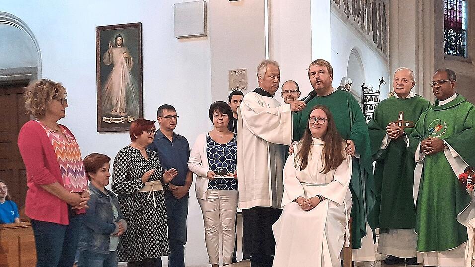 Seelsorger und Pfarrgemeinderatssprecher segnen Theresa Glaser.