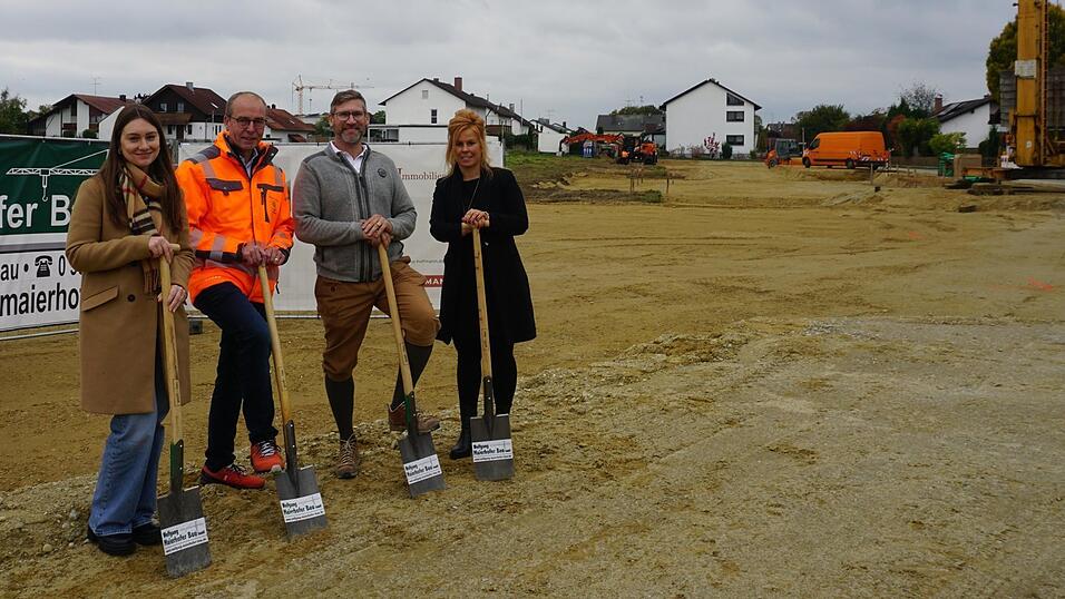Spatenstich: Bauamtsleiterin Veronika Hölzl (v. l.), Bürgermeister Martin Hiergeist, Bauträger Wolfgang Maierhofer und Maklerin Sabrina Schmid-Tossmann