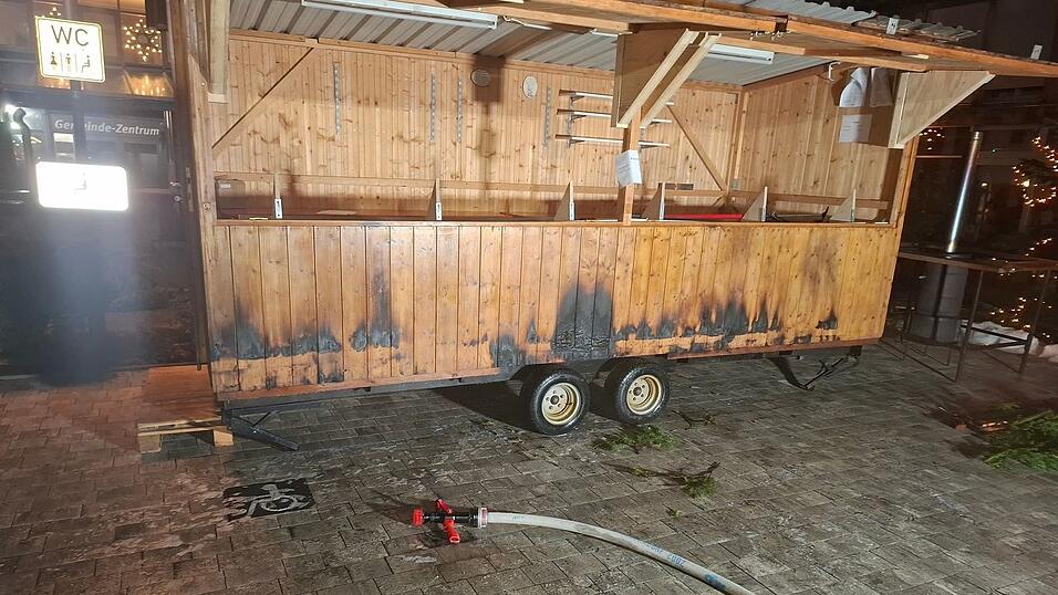 Insgesamt acht Buden sind durch das Feuer besch&auml;digt worden.
