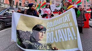 In M&uuml;nchen versammelten sich mehrere hundert Menschen zu einer Solidarit&auml;tskundgebung f&uuml;r die kurdische Selbstverwaltung in Nordsyrien.