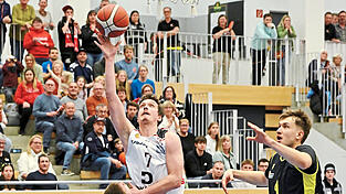 Das Ziel vor Augen: Josi Leierseder (wei&szlig;es Leiberl) will mit seinen Baskets endlich den Sprung ins Halbfinale schaffen. Dazu ist ein Sieg bei Jahn M&uuml;nchen Pflicht.