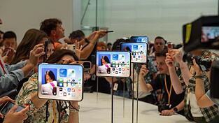 Mit dem Format des iPhone Duo sollen Nutzer Apple zufolge besser von dem größeren inneren Display profitieren als bei Modellen der Konkurrenz. Mit dem Format des iPhone Duo sollen Nutzer Apple zufolge besser von dem größeren inneren Display profitieren als bei Modellen der Konkurrenz.
