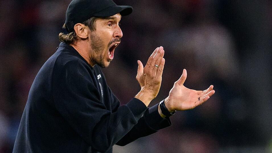 90 Minuten Volldampf: Freiburgs Trainer Julian Schuster steht an der Seitenlinie selten still. (Archivbild) 90 Minuten Volldampf: Freiburgs Trainer Julian Schuster steht an der Seitenlinie selten still. (Archivbild)