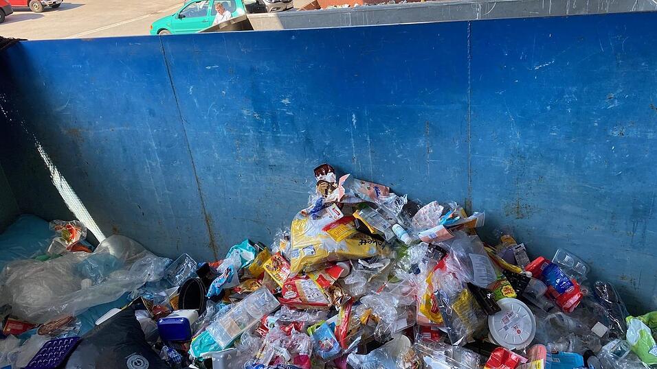 Im Container f&uuml;r die Mischkunststoffe geht es besonders wild zu. Das Wertstoffhof-Personal muss st&auml;ndig unsachgem&auml;&szlig; eingeworfene Sachen herausfischen.