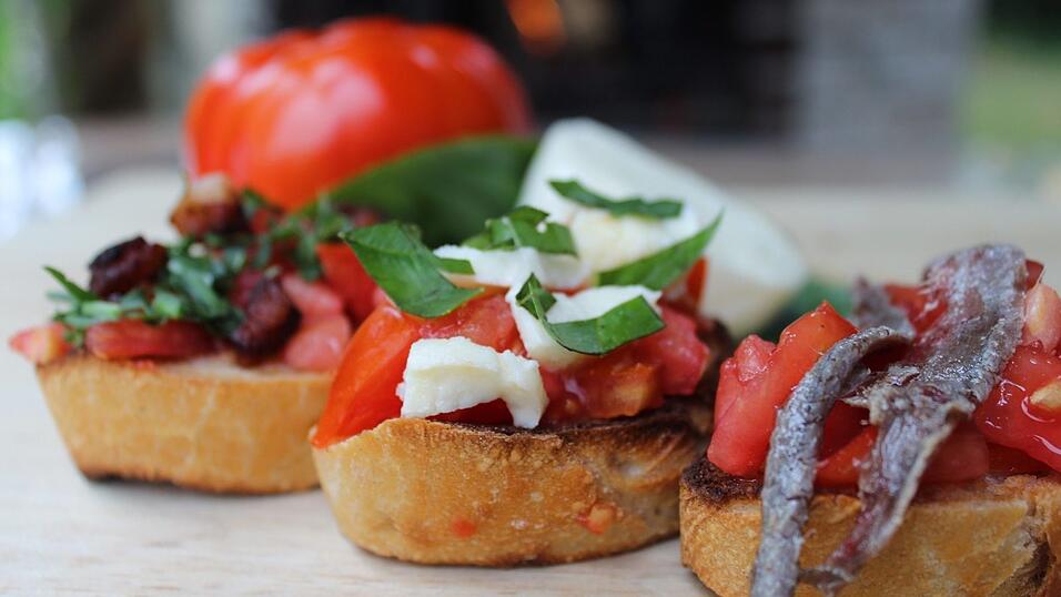 Anja Auer, 'Die Frau am Grill', präsentiert uns diesmal ihre drei leckeren Variationen von Bruschetta.