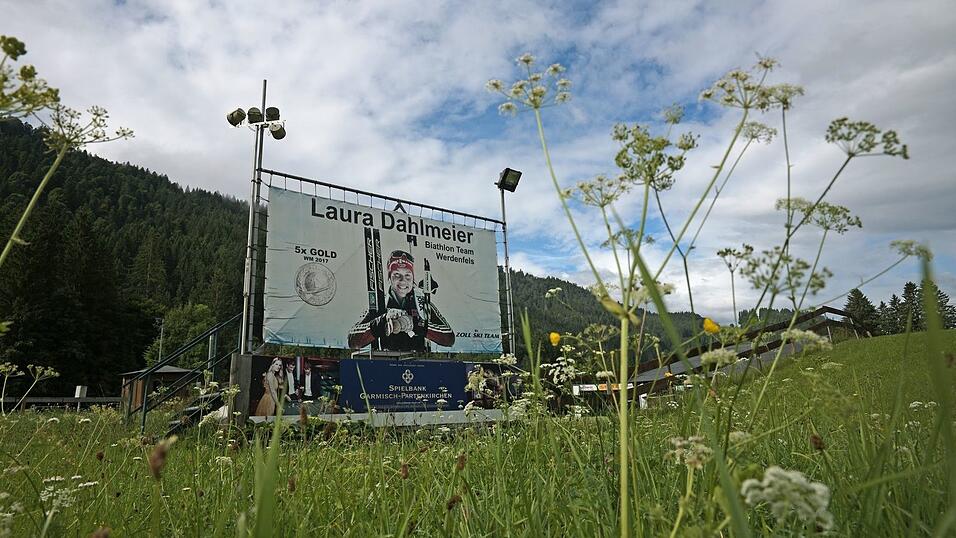 Ein Bild von Laura Dahlmeier steht am Biathlontrainingsgelände bei Garmisch-Partenkirchen. Ein Bild von Laura Dahlmeier steht am Biathlontrainingsgelände bei Garmisch-Partenkirchen.