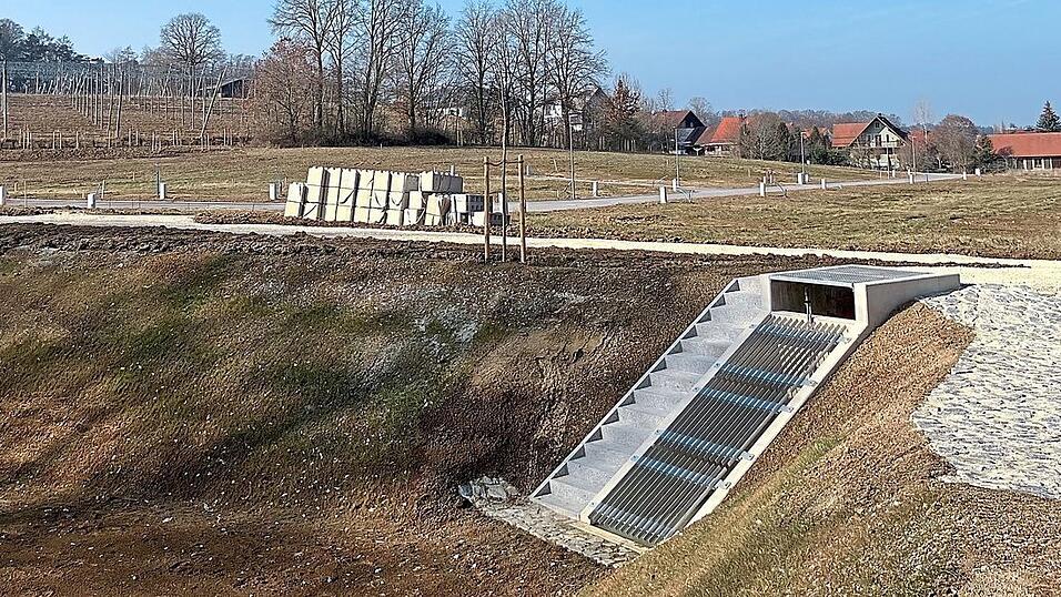 Das Baugebiet 'Bruckfeld' am südlichen Ortsrand von Attenhofen ist baureif. Der Gemeinderat gab jetzt noch grünes Licht für die Zusammenlegung zweier Kleinhausparzellen, wo es einen Interessenten für den Bau eines Einfamilienhauses gibt. Das Baugebiet 'Bruckfeld' am südlichen Ortsrand von Attenhofen ist baureif. Der Gemeinderat gab jetzt noch grünes Licht für die Zusammenlegung zweier Kleinhausparzellen, wo es einen Interessenten für den Bau eines Einfamilienhauses gibt.