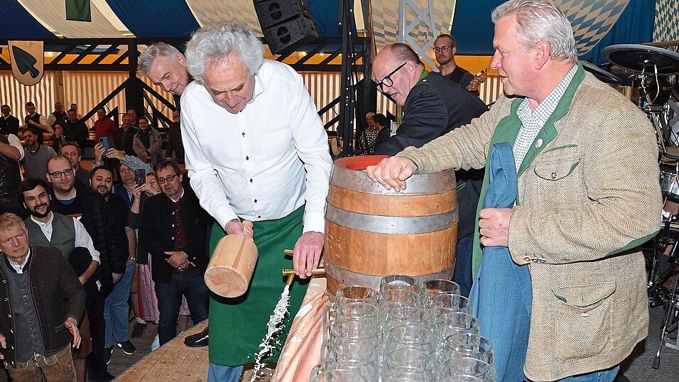 Manchmal gibt der Festwirt den prominenten O'zapfern Tipps, hier Christian Krämmer (rechts) mit Freisings Landrat Helmut Petz.