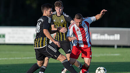 Dank des 2:1-Heimsieges gegen Walkertshofen geht der FC-DJK Simbach (in schwarz-gelb) selbstbewusst in die herausfordernde Partie gegen Vizemeister FC Ergolding.