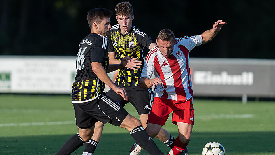 Dank des 2:1-Heimsieges gegen Walkertshofen geht der FC-DJK Simbach (in schwarz-gelb) selbstbewusst in die herausfordernde Partie gegen Vizemeister FC Ergolding. Dank des 2:1-Heimsieges gegen Walkertshofen geht der FC-DJK Simbach (in schwarz-gelb) selbstbewusst in die herausfordernde Partie gegen Vizemeister FC Ergolding.