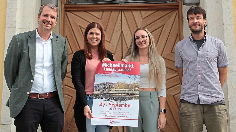 Freuen sich auf den Michaelimarkt: Bürgermeister Matthias Kohlmayer (l.) und das Kulturamt mit Miriam Leeb (v.l.), Pia Wimmer und Kulturamtsleiter Michael Steinberger Freuen sich auf den Michaelimarkt: Bürgermeister Matthias Kohlmayer (l.) und das Kulturamt mit Miriam Leeb (v.l.), Pia Wimmer und Kulturamtsleiter Michael Steinberger