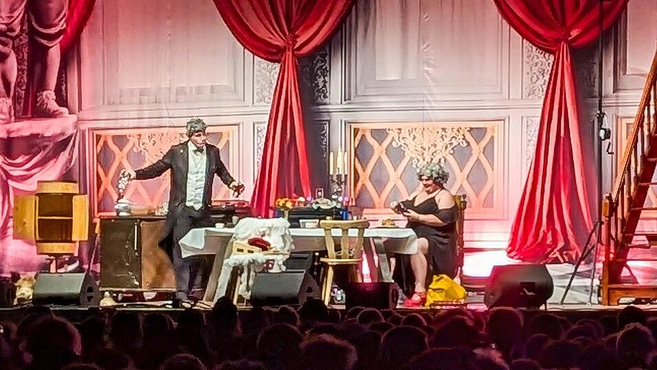 Die Gr&auml;fin Addnfahrer lud zu ihrem 90. Geburtstag. Und nicht nur ihr treuer Diener 'Bobberle', sondern mehr als 2 500 Besucher waren in der restlos ausverkauften Sparkassen-Arena mit dabei.