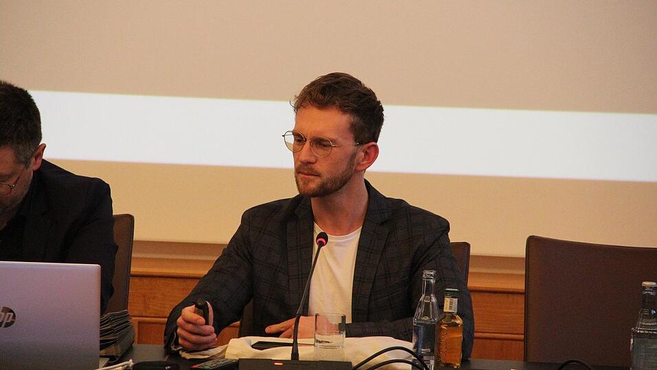 Der ÖPNV-Manager des Landkreises Sebastian Obermaier stellte das Konzept am Donnerstagabend im Landauer Stadtrat vor.