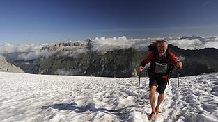 Wer braucht schon Schuhe beim Wandern in den Bergen?