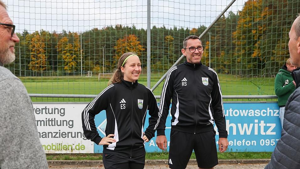 Wenn Vater und Tochter ein Spiel leiten, ist das ungewöhnlich im Fußball.