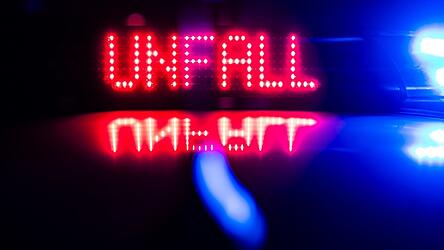 &bdquo;Unfall&ldquo; ist auf dem Dach eines Polizeiautos zu lesen.