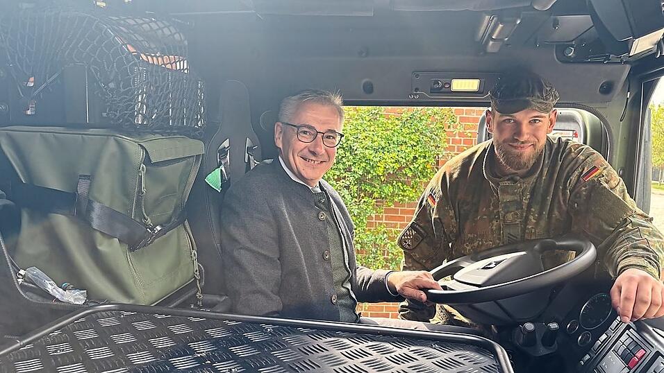 Landrat Werner Bumeder nahm eines der Bundeswehr-Fahrzeuge genauer unter die Lupe.