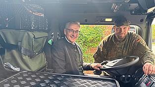 Landrat Werner Bumeder nahm eines der Bundeswehr-Fahrzeuge genauer unter die Lupe.