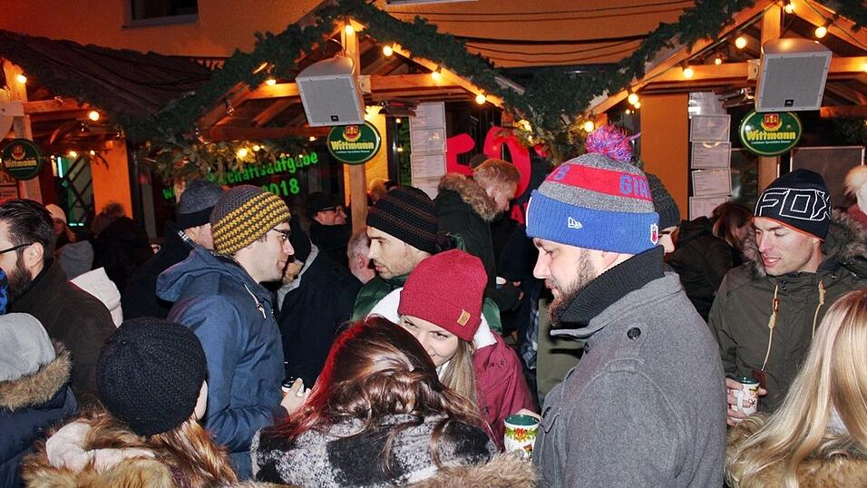 Auch am Samstag, 15. Dezember, strömten wieder etliche Besucher aus Landshut und Umgebung zur Weihnachtspyramide am Alten Viehmarkt. Auch am Samstag, 15. Dezember, strömten wieder etliche Besucher aus Landshut und Umgebung zur Weihnachtspyramide am Alten Viehmarkt.