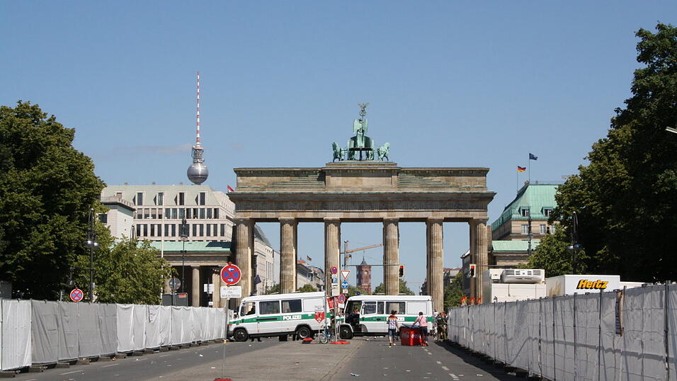 Christian Fertl war am Sonntag auf der Fanmeile in Berlin und erlebte dort das Achtelfinale gegen England auf Gro&szlig;leinwand.