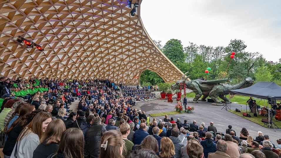 Die Veranstaltungsarena mit hölzerner Dachkonstruktion wurde eigens für die Landesgartenschau errichtet und soll dauerhaft bestehen bleiben. (Archivbild)