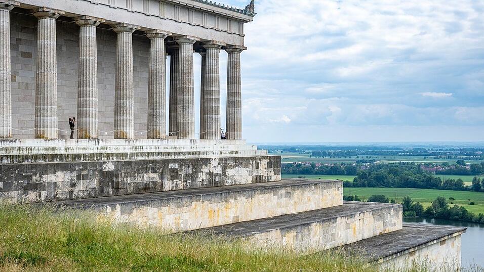 Die Stufen rund um die Walhalla werden gerne von Besuchern zum Verweilen genutzt.