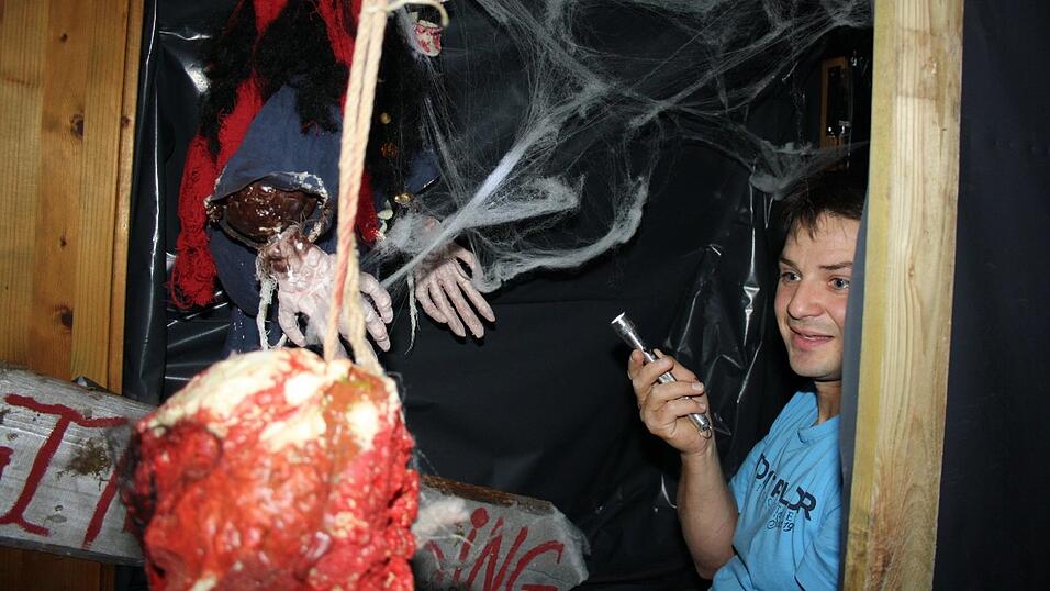 Krueger meets Krüger: Horror-Kultfigur Freddy spukt bis Halloween im gleichnamigen Freizeit-Center in Ittling.