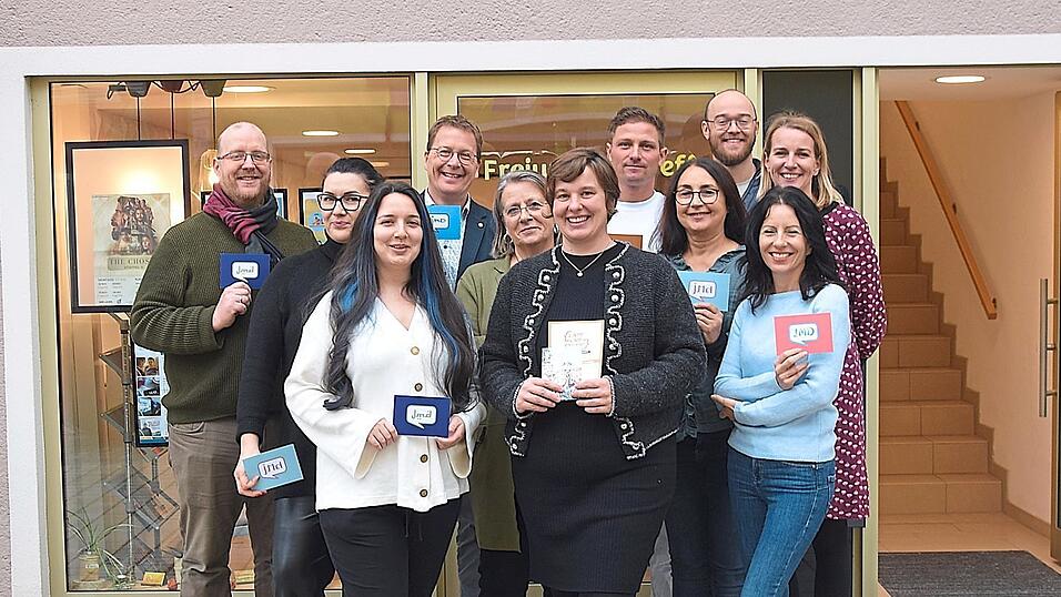 Alexandra Nowas (vorne links) und Verena Huber (vorne Mitte) mit ihren Landshuter Kollegen vor dem neuen Standortgeb&auml;ude.