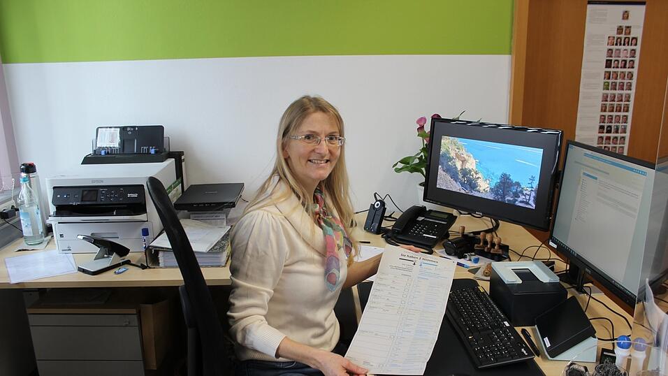 Andrea K&ouml;ppl von der Stadt Viechtach mit dem Wahlzettel f&uuml;r die Bundestagswahl am 23. Februar. Derzeit werden viele Briefwahlunterlagen verschickt, doch auch im Wahllokal ist es m&ouml;glich, seine Stimme abzugeben.