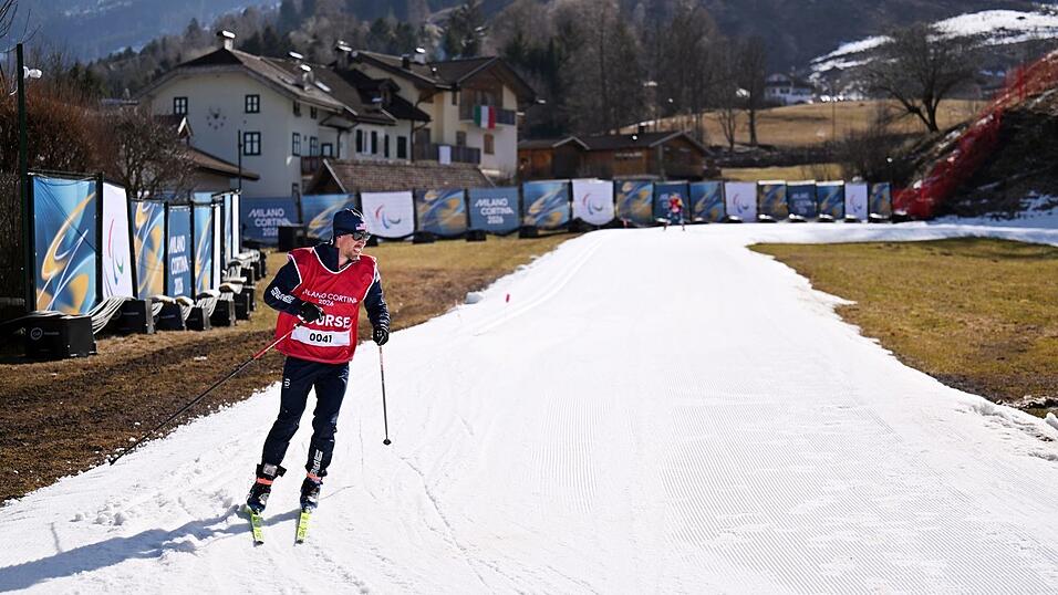 Ein wei&szlig;er Streifen in viel gr&uuml;n: Fr&uuml;hlingshafte Temperaturen sorgen f&uuml;r schwere Bedingungen im Langlaufstadion.