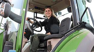 Bevor Barbara Steinberger in den elterlichen Betrieb einstieg, machte sie Feldversuche f&uuml;r einen gro&szlig;en Landtechnik-Hersteller. Ihr Faible f&uuml;r moderne Technik stammt aus dieser Zeit. &bdquo;Da habe ich gesehen, was technisch alles m&ouml;glich ist&ldquo;, sagt sie.