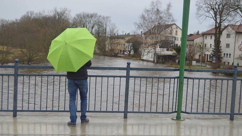 Auch der Regen bei Cham steigt &uuml;ber die Ufer.