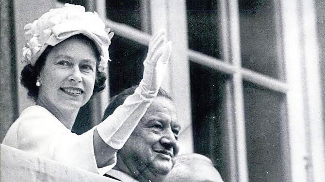 Winken vom Balkon der Staatskanzlei in München - 1965 noch in der Prinzregentenstraße: Die Queen neben Ministerpräsident Alfons Goppel Winken vom Balkon der Staatskanzlei in München - 1965 noch in der Prinzregentenstraße: Die Queen neben Ministerpräsident Alfons Goppel
