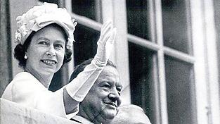 Winken vom Balkon der Staatskanzlei in München - 1965 noch in der Prinzregentenstraße: Die Queen neben Ministerpräsident Alfons Goppel
