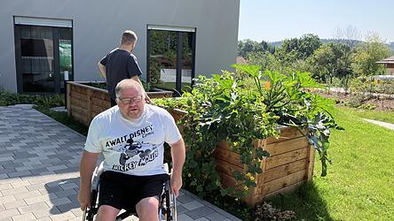 Daniel Hauptmann vor den selbstangelegten Hochbeeten im Garten des Wohnheims: Das Garteln gehört zu seinen Hobbies.