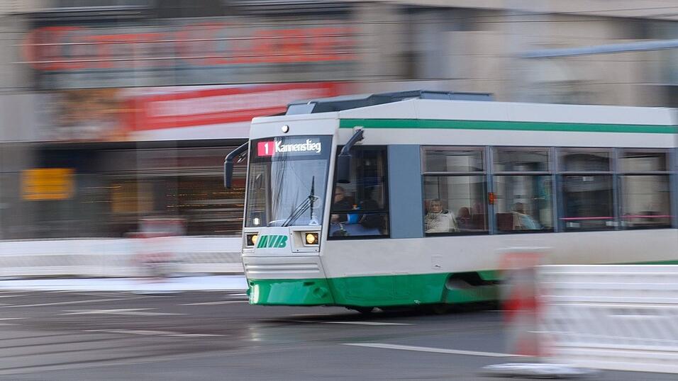 Die Frau geriet an einer Haltestelle in Magdeburg unter eine einfahrende Stra&szlig;enbahn. (Symbolbild)