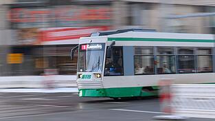 Die Frau geriet an einer Haltestelle in Magdeburg unter eine einfahrende Stra&szlig;enbahn. (Symbolbild)