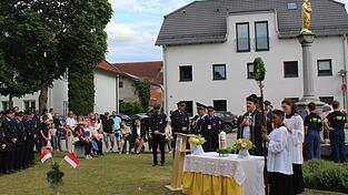 Zum Gedenkakt für die verstorbenen Kameraden versammelte man sich mit Pfarrer Michael Osterholzer bei der Mariensäule am Dorfbrunnen. Zum Gedenkakt für die verstorbenen Kameraden versammelte man sich mit Pfarrer Michael Osterholzer bei der Mariensäule am Dorfbrunnen.