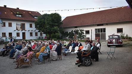 Eine beschauliche Atmosphäre bot der Vierseithof in Oberheldenberg. Hinten ist der Oldtimer-Mercedes zu sehen, in dem Reinhild Buchmayer gefahren wurde. Eine beschauliche Atmosphäre bot der Vierseithof in Oberheldenberg. Hinten ist der Oldtimer-Mercedes zu sehen, in dem Reinhild Buchmayer gefahren wurde.