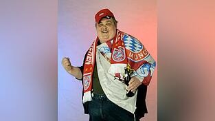 In einer seiner Parade-Parodien als Huaba Mane, Tragerlwart beim FC Pfatter: Kabarettist Lothar Kulzer.
